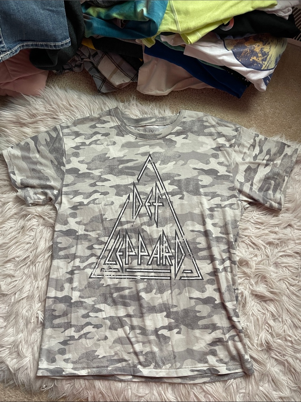 Def Leppard Short Sleeve Camo Graphic Tee in Grey